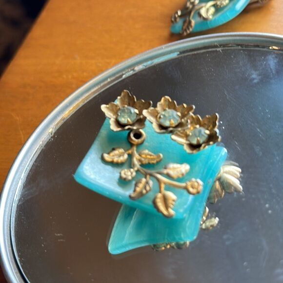 Gorgeous vintage 50s/60s turquoise thermoset clip on earrings/gold floral - Picture 2 of 5